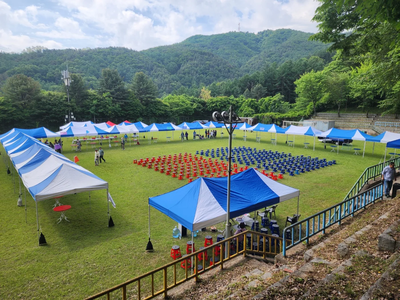 야외 행사 천막 및 좌석 배치
